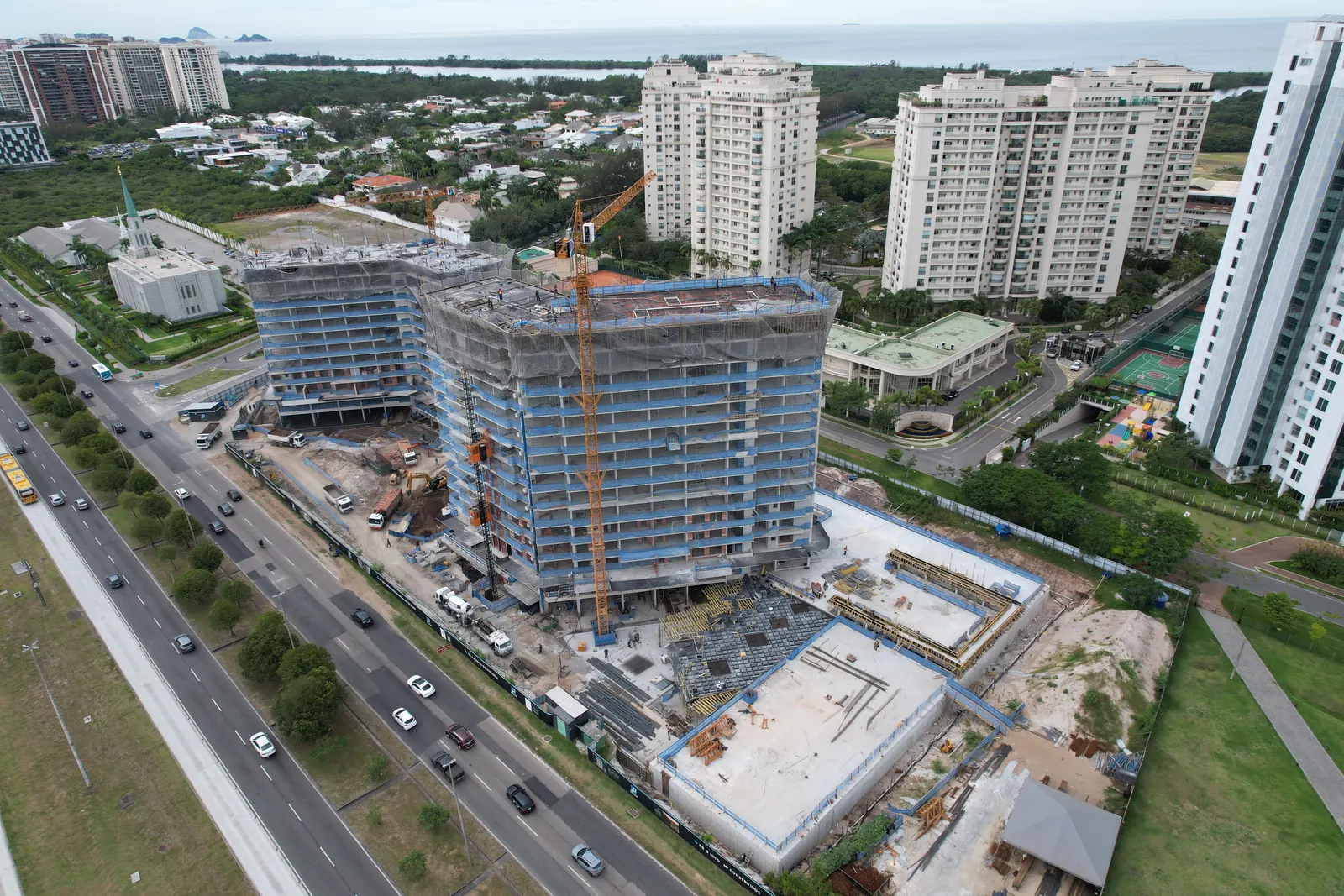 Foto real de drone da obra do Icon Golf, com as torres subindo
