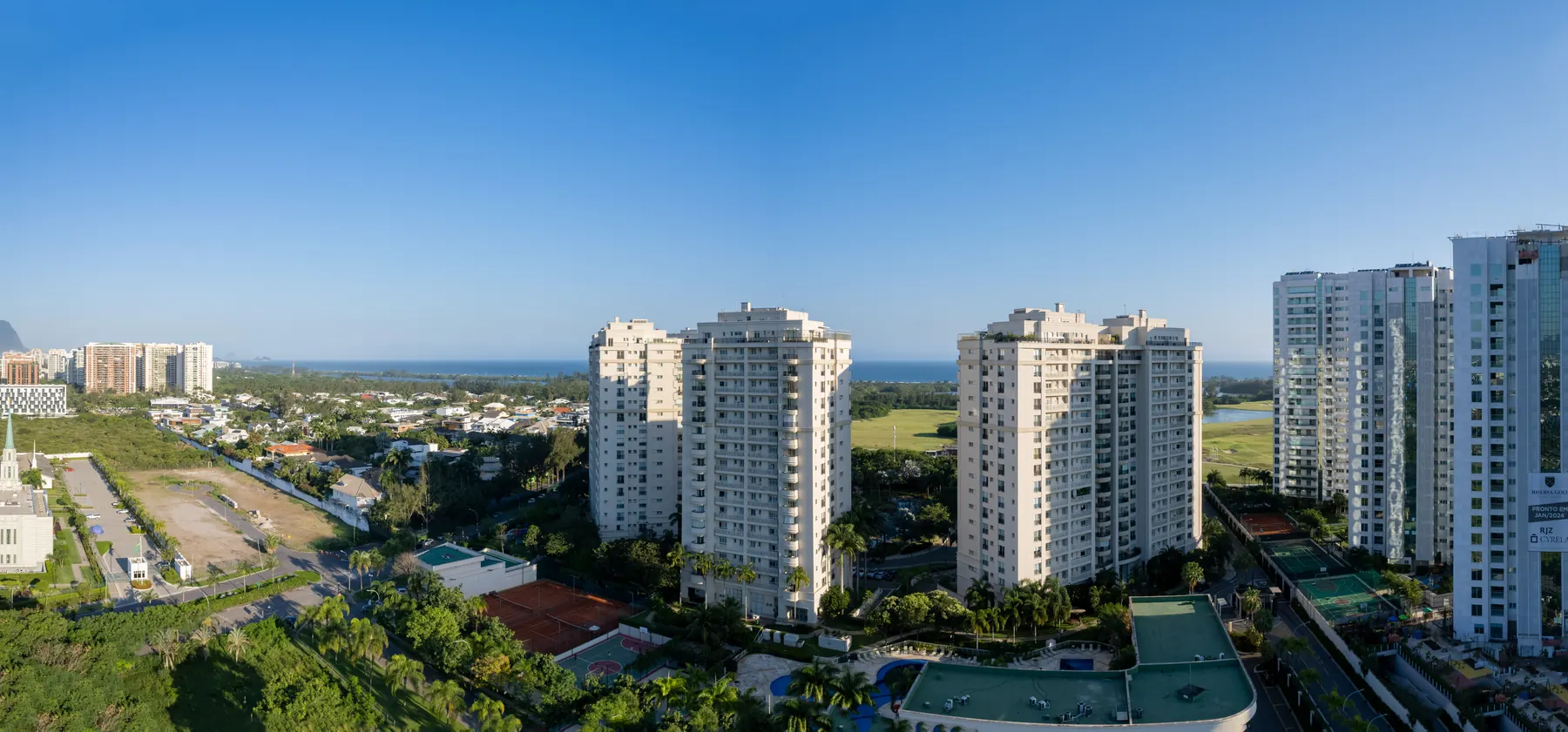 Foto real de drone na altura do 15º ao 17º andar do Icon 1.000, com o verde e as torres vizinhas