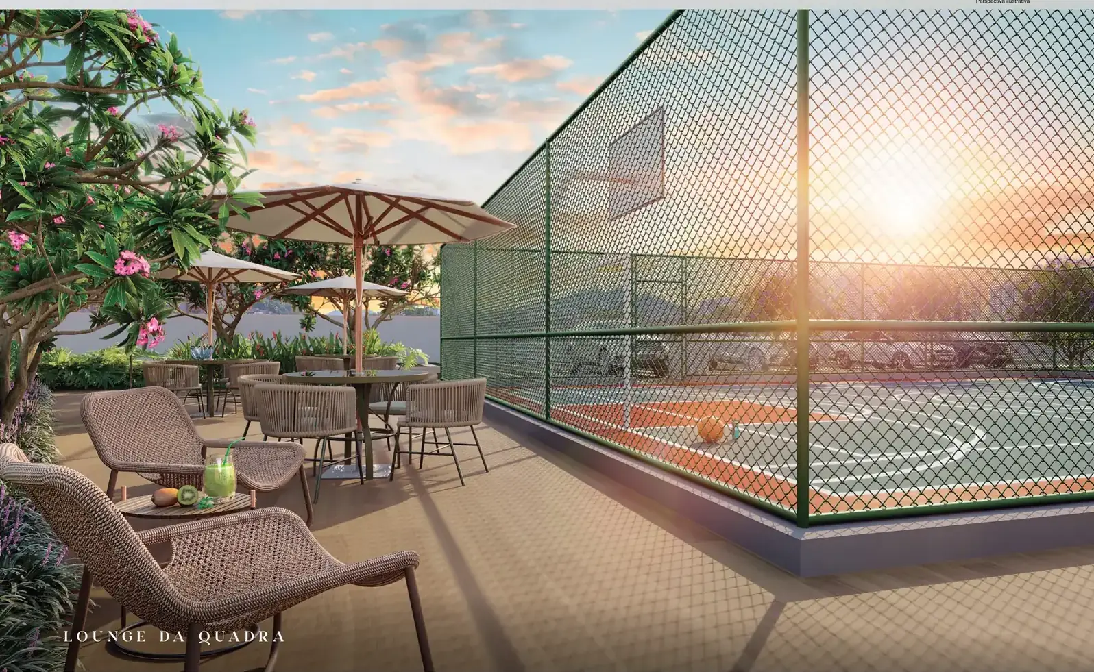 Lounge com sofás e mesas ao lado da quadra, ao pôr do sol