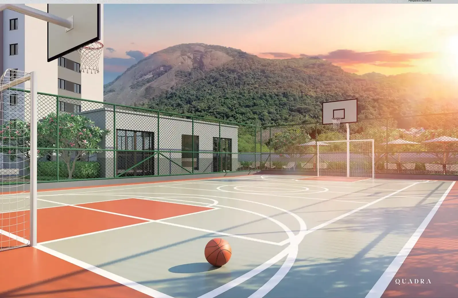 Quadra poliesportiva com cesta de basquete e a montanha ao fundo