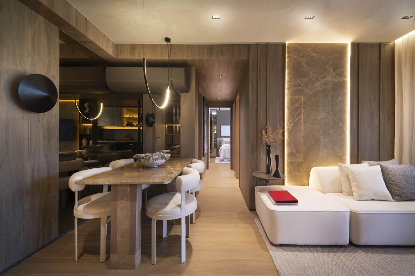 A sala do decorado de 3 quartos do In The Park, com sofá, mesa e varanda