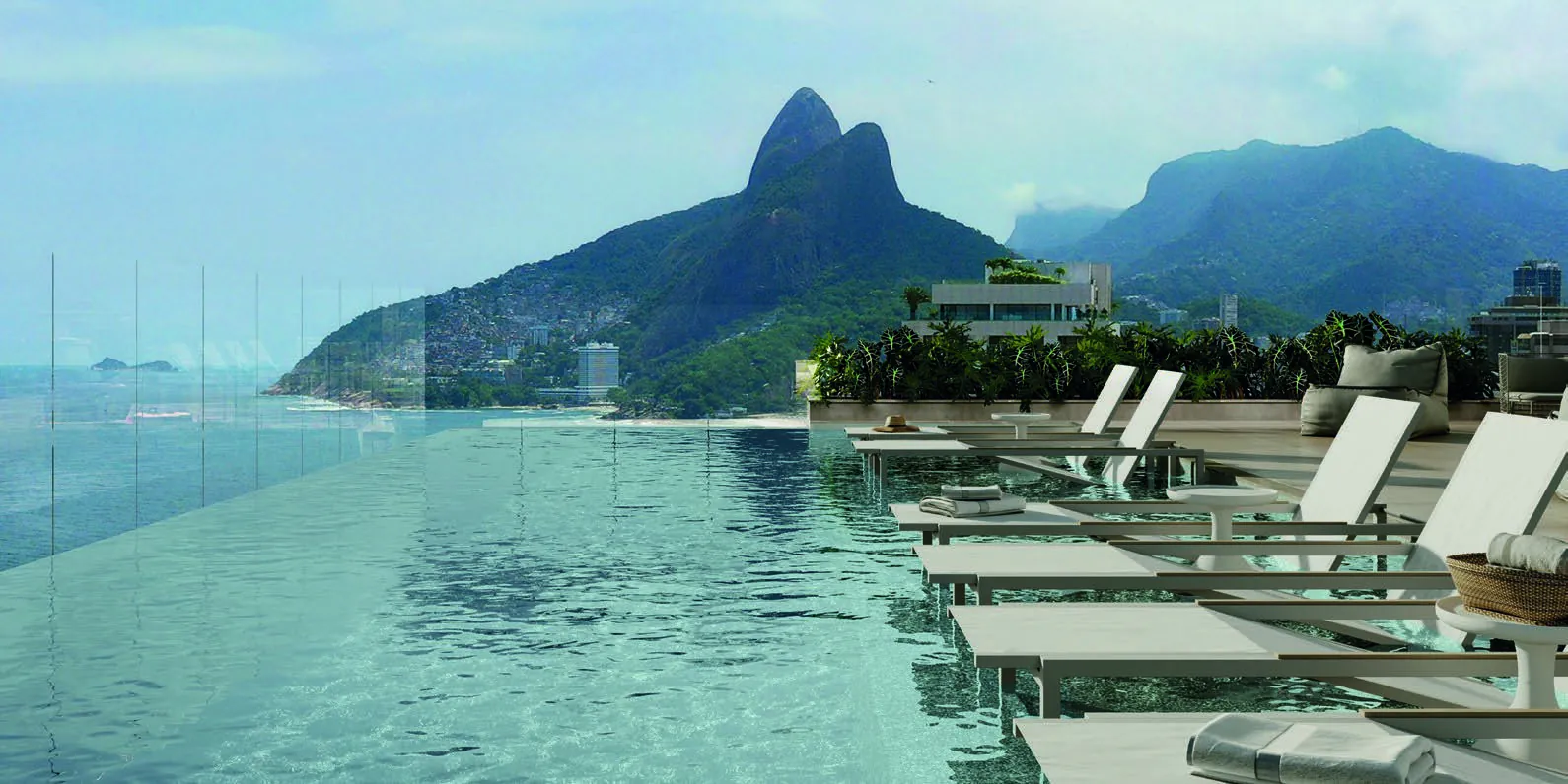 A piscina com borda infinita do rooftop do Ipa, com o Dois Irmãos ao fundo