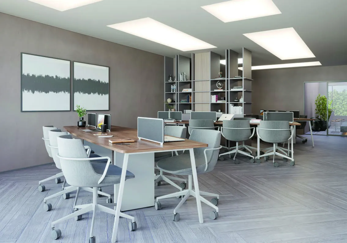 O coworking do Ipa, com mesas e cadeiras brancas