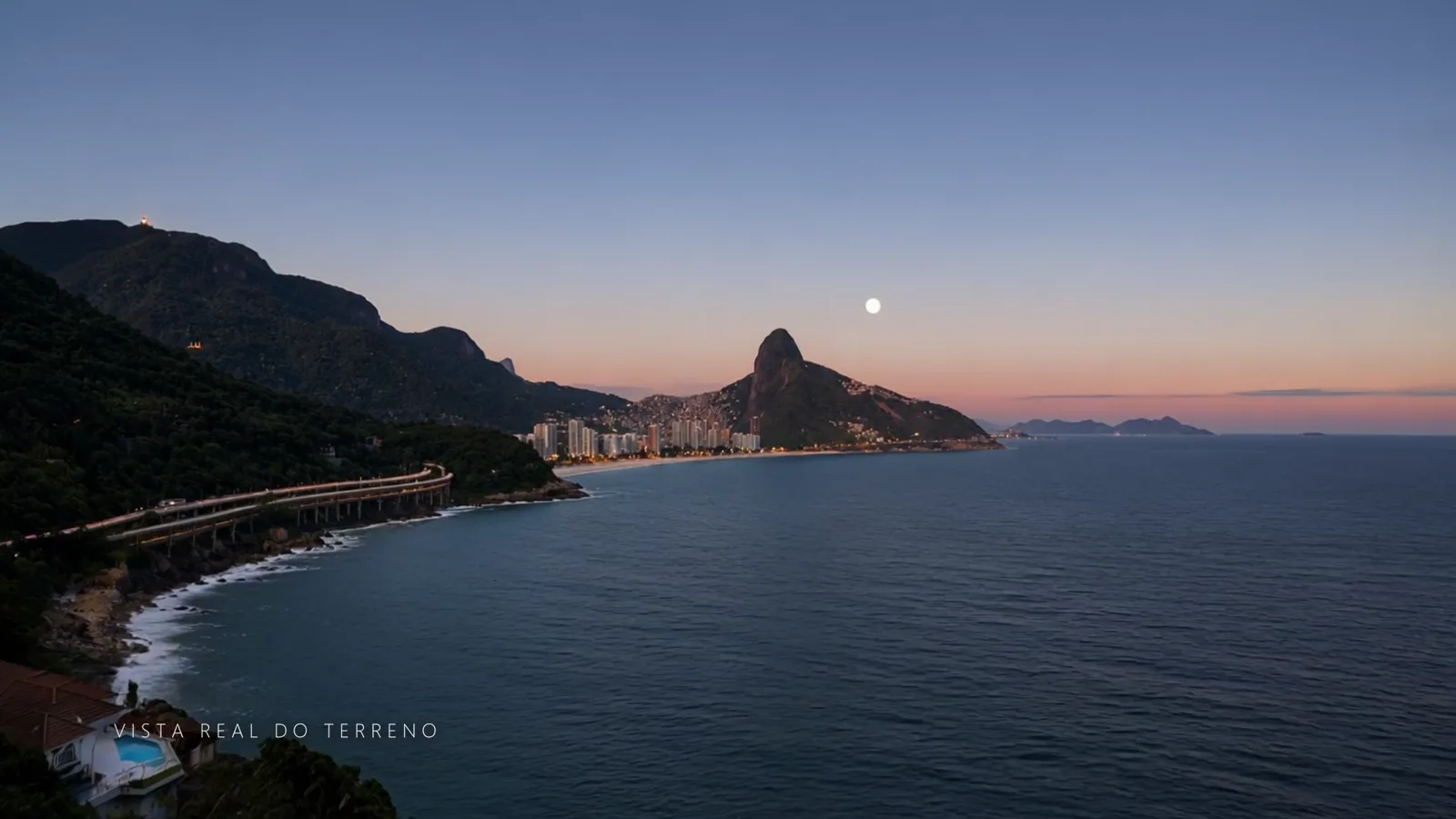 Vista do mar a partir do terreno, no fim da tarde, com o Morro Dois Irmãos ao fundo