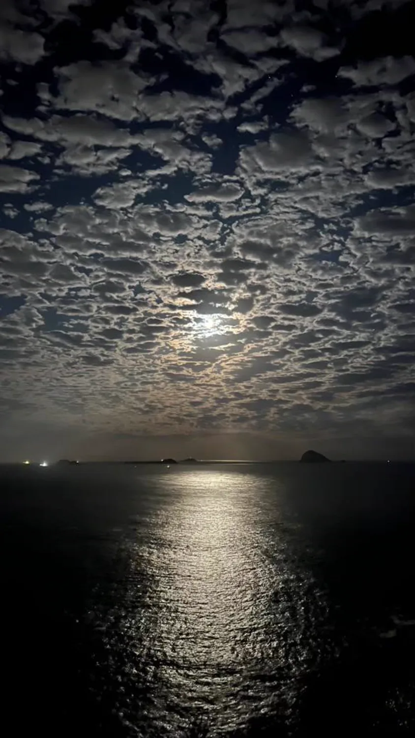 Noite de lua cheia sobre o mar, vista do Joá