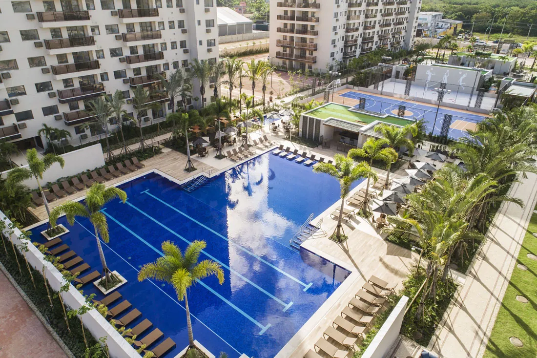 Vista do alto das piscinas do Like, com deck e espreguiçadeiras, entre as torres