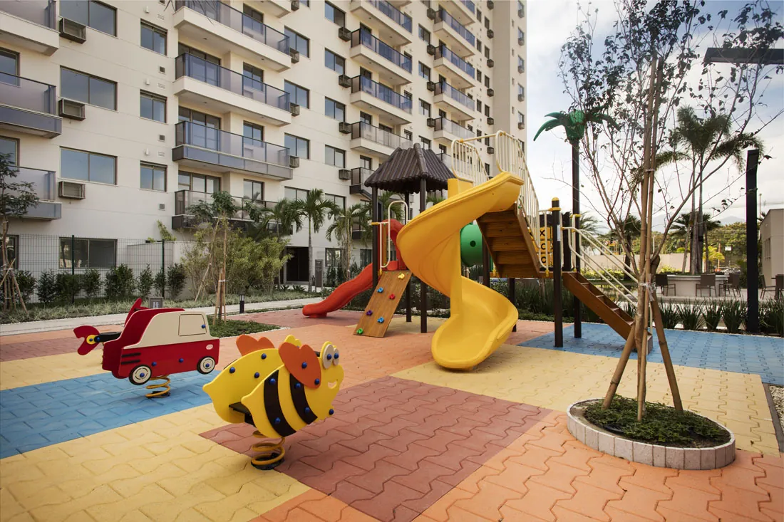 O playground do Like, com escorregador e brinquedos coloridos