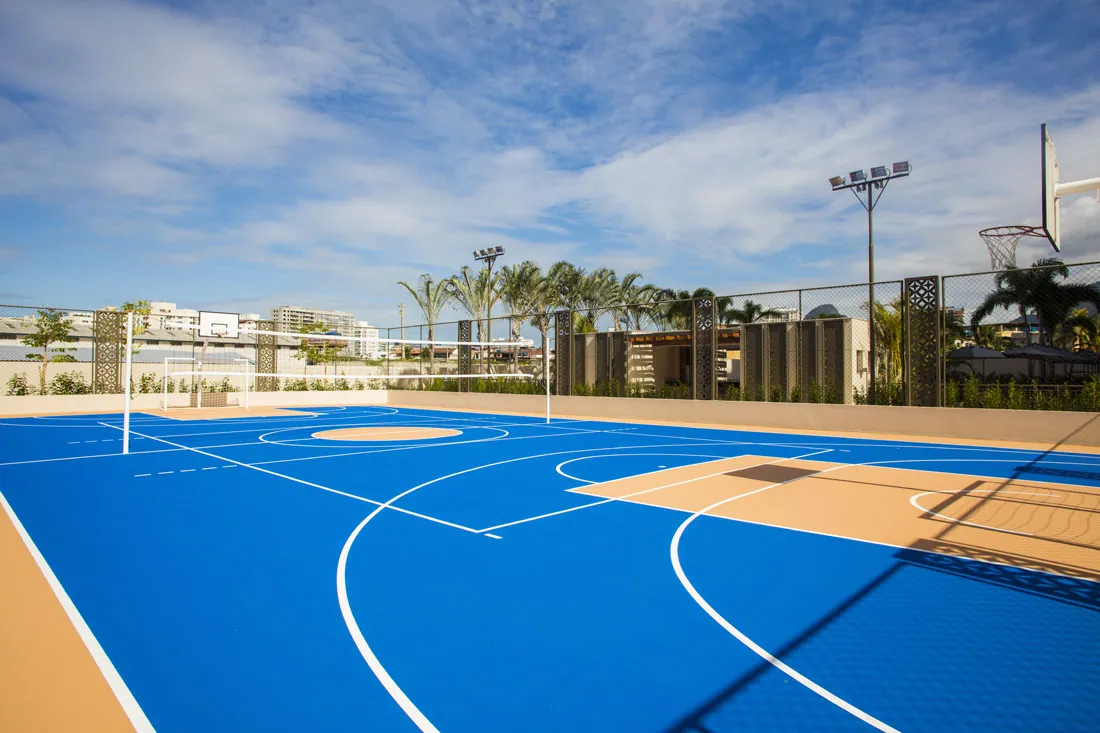 A quadra recreativa azul do Like