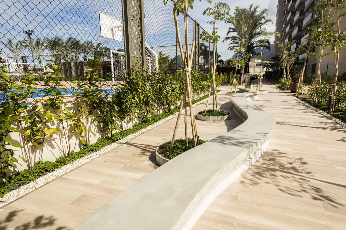 A alameda do Like, com jardins e bancos