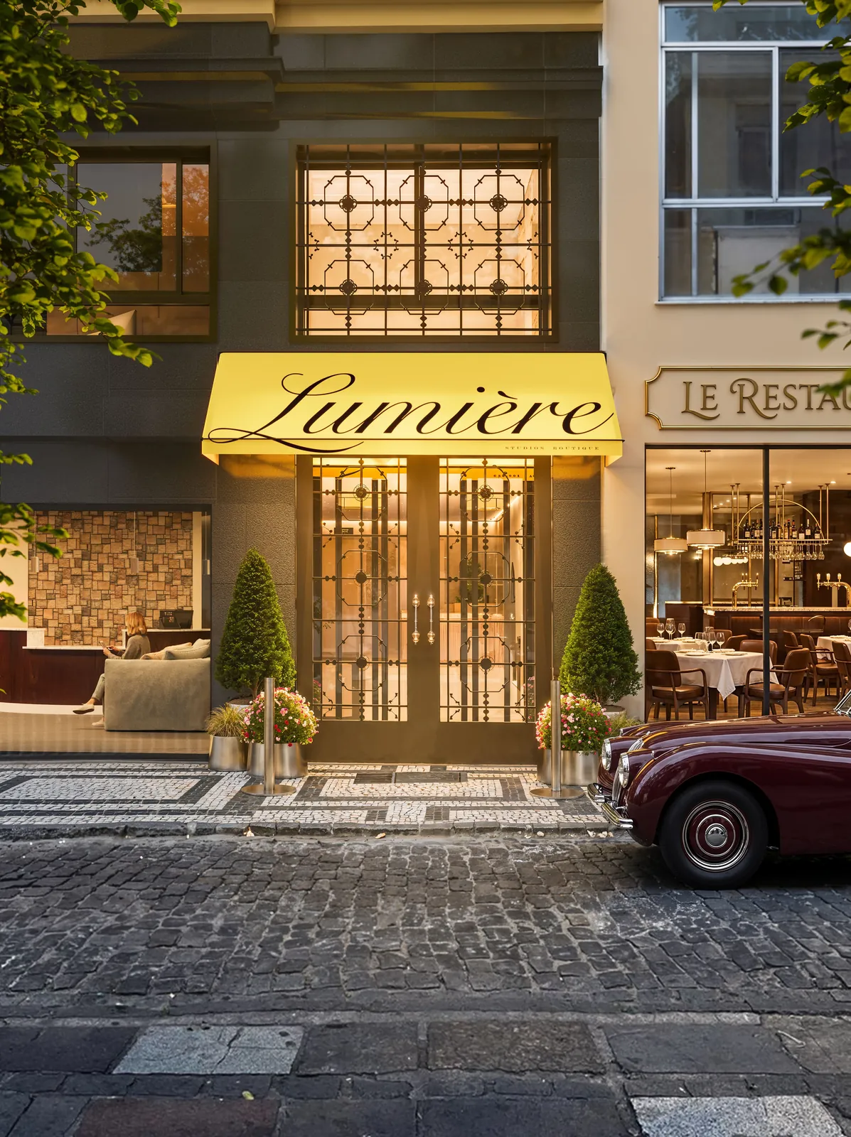 O acesso do Lumière, com o letreiro amarelo sobre a porta de vidro