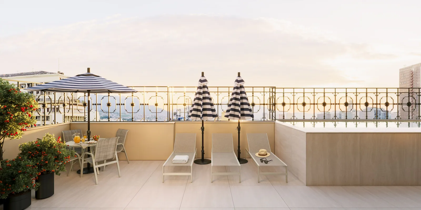A piscina do rooftop com espreguiçadeiras e guarda-sóis listrados