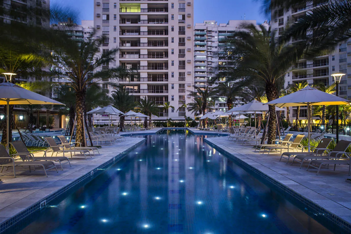 A piscina de raia do Majestic iluminada à noite, com pontos de luz no fundo