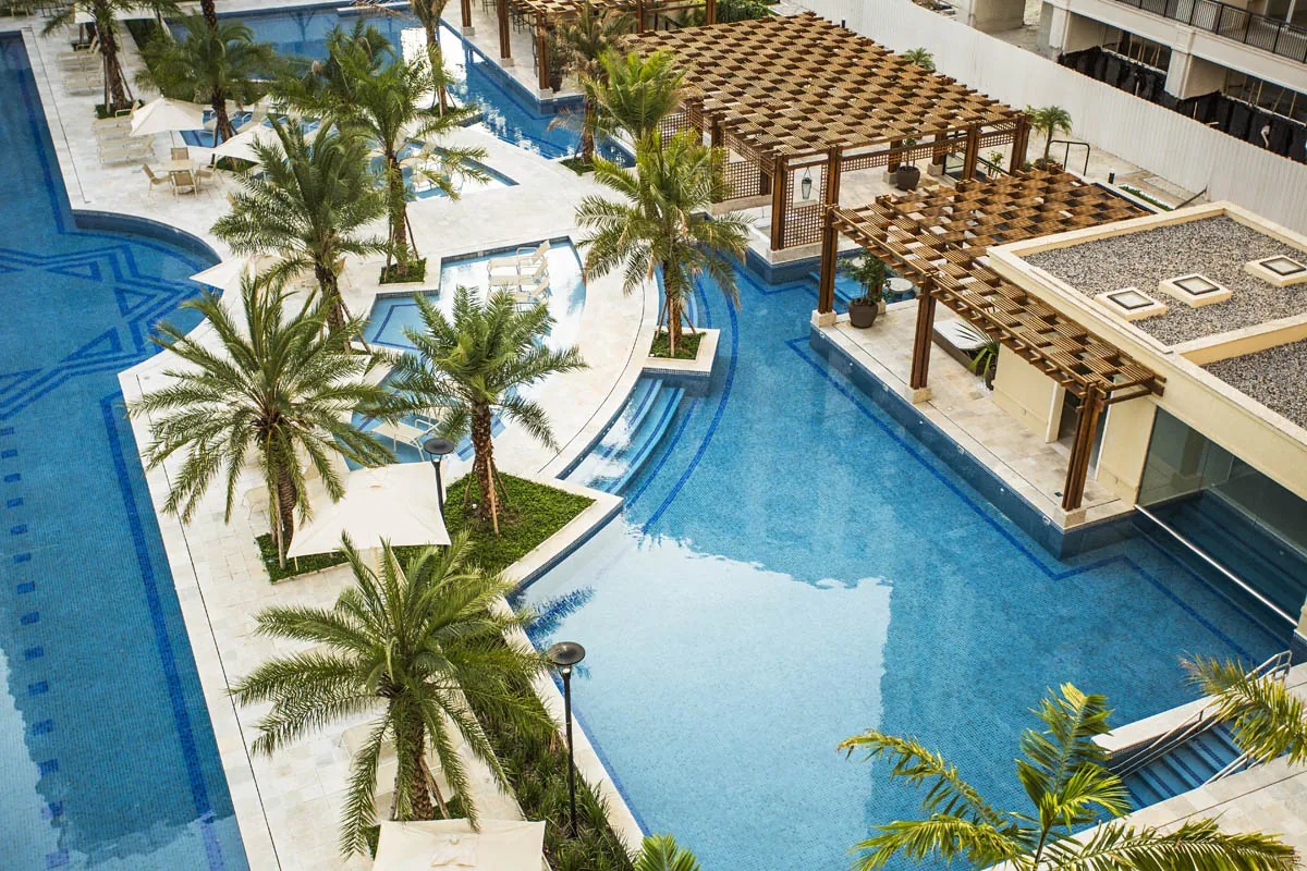 As piscinas do Majestic vistas do alto, com palmeiras e pergolado