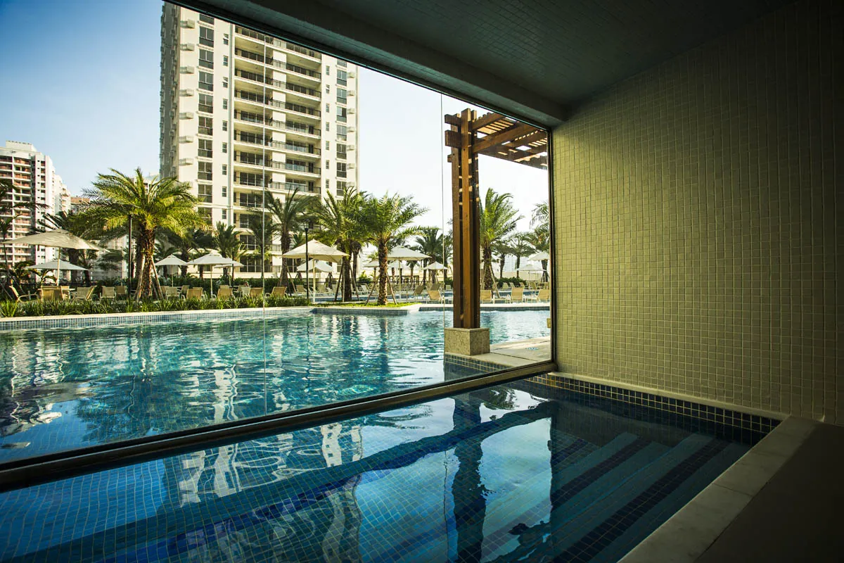 A sauna do Majestic, com vidro voltado para a piscina