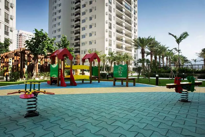 O playground do Majestic, com brinquedos coloridos e piso emborrachado
