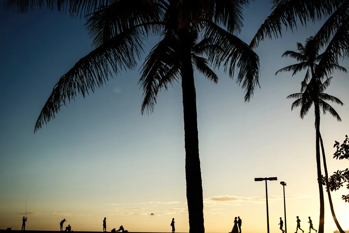 Pôr do sol na praia de Ipanema com palmeiras