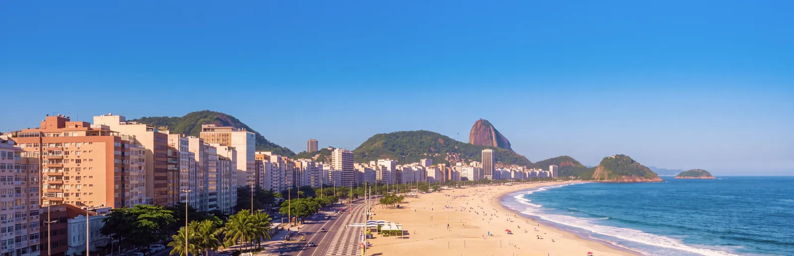 A praia de Copacabana vista do alto, com o Pão de Açúcar ao fundo