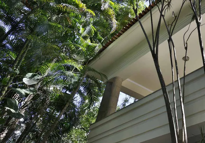 O jardim contemplativo do Oba Urca, com árvores e plantas