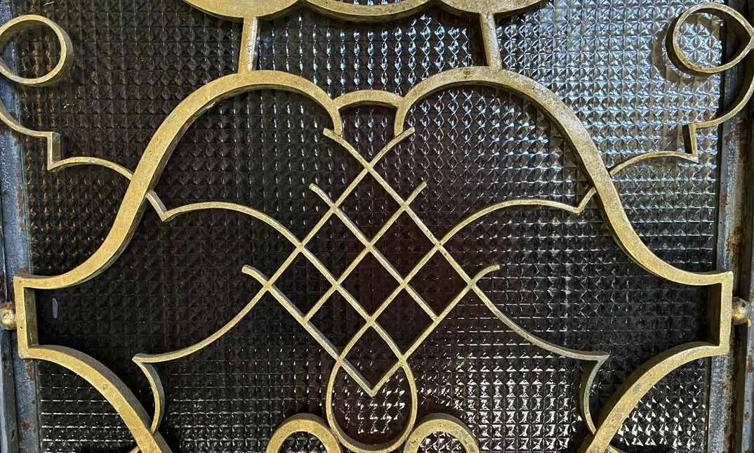 Detalhe de um gradil art déco em bronze do Oba Urca