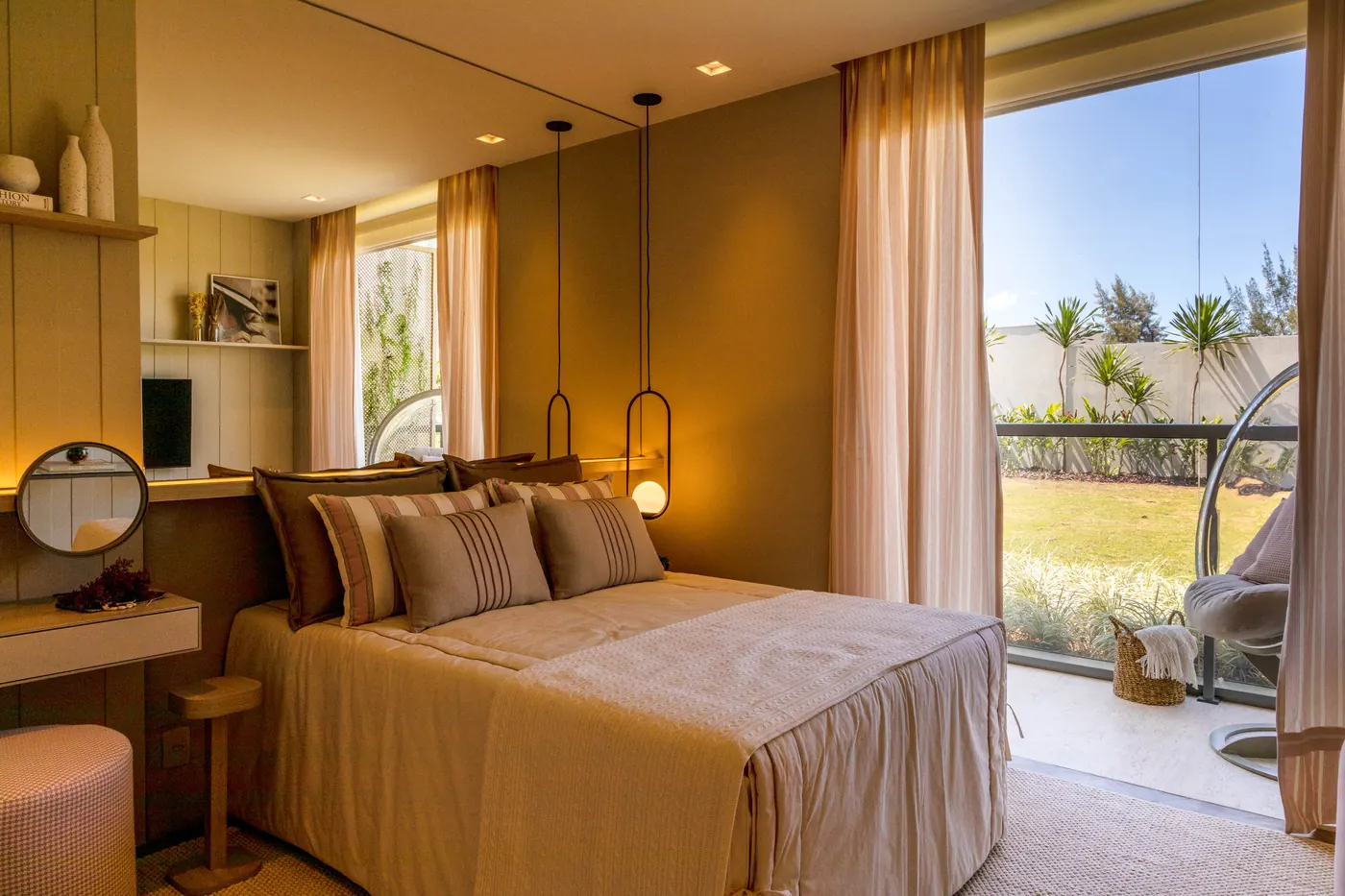 Suíte master do decorado de Debora Aguiar, com cortinas claras e vista para o jardim