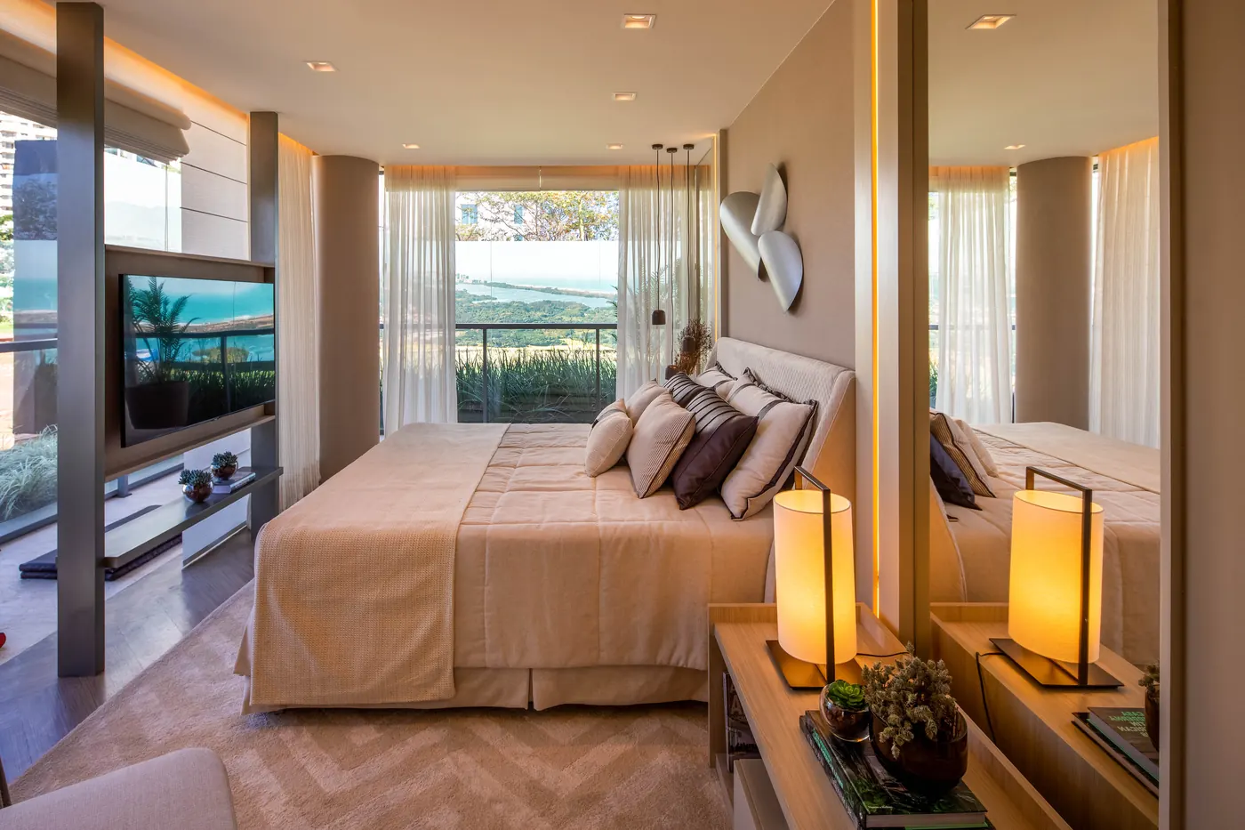 Suíte do decorado de Debora Aguiar, com cama de casal e luminárias