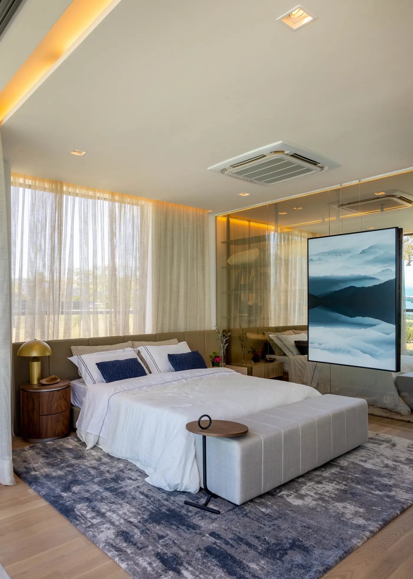 Suíte do decorado de Fernanda Marques, com cama e vista para o mar