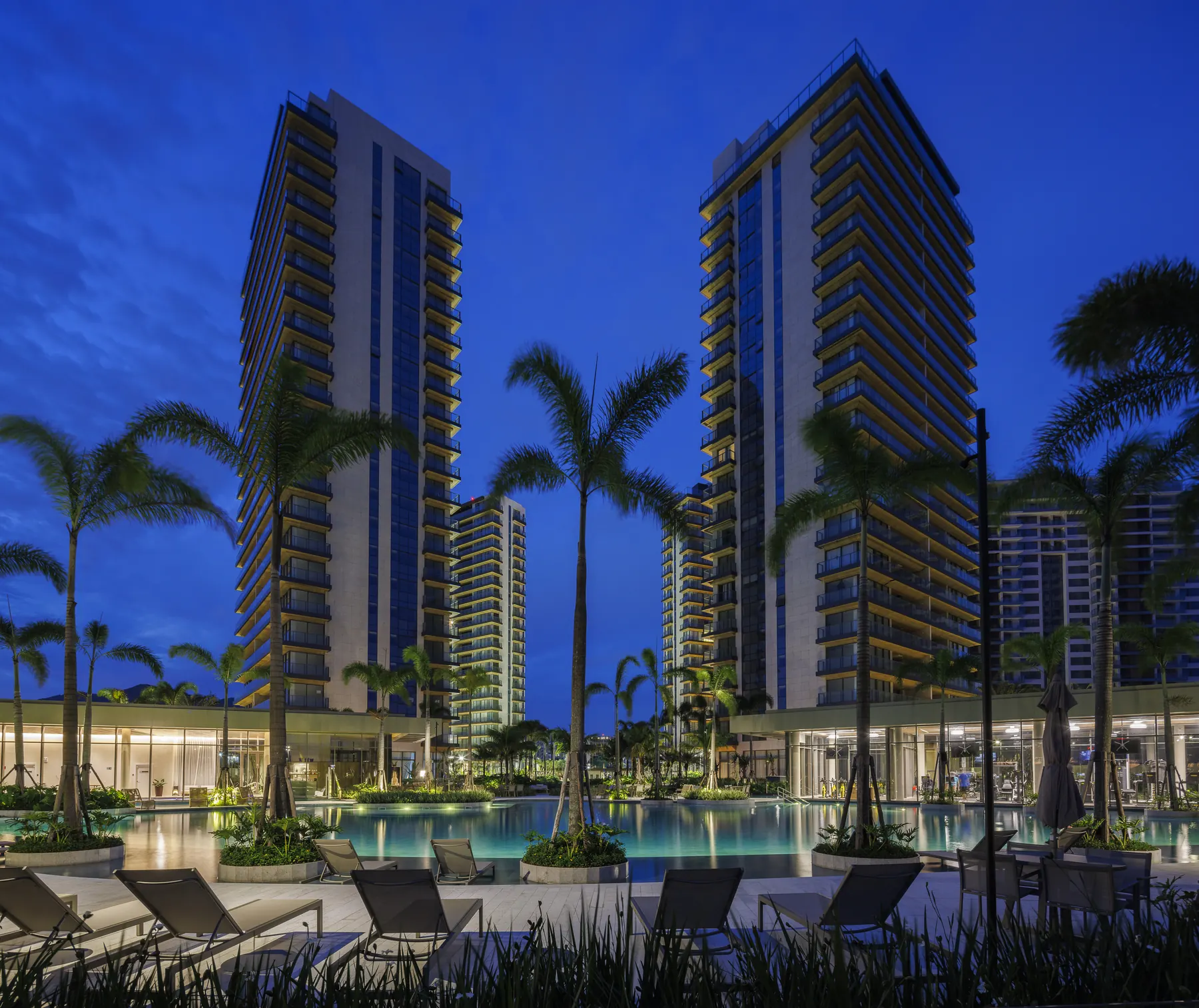 Foto real noturna das torres 2.000 e 5.000 e da piscina iluminada