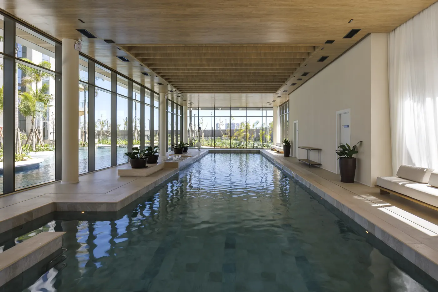 Foto real da piscina coberta climatizada com raia