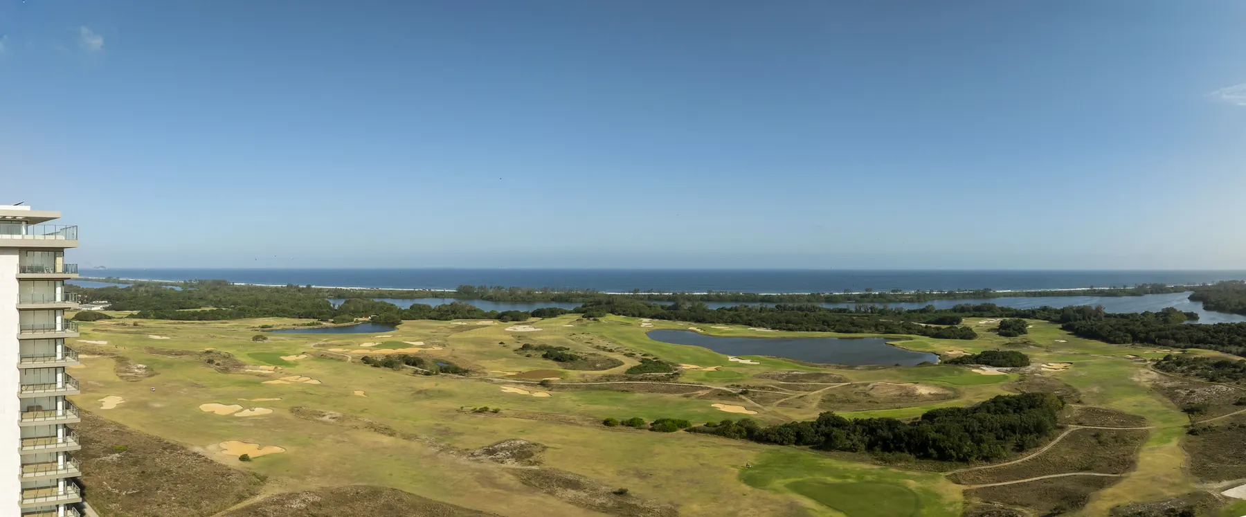 Foto real panorâmica do Oceana 4.000: o campo de golfe, a lagoa e o mar