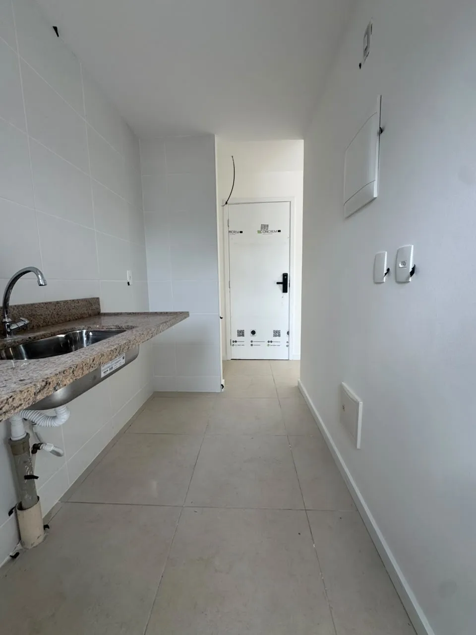 Cozinha e porta de entrada com fechadura digital, coluna 02