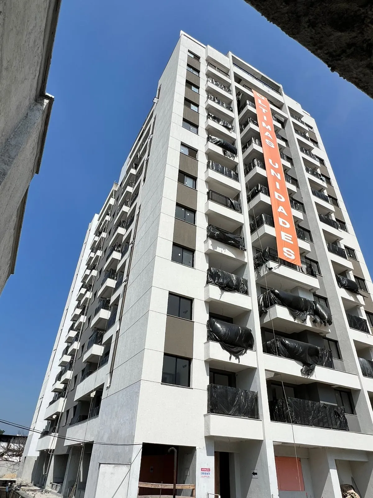 Fachada do ONLIFE com a obra em fase de acabamento