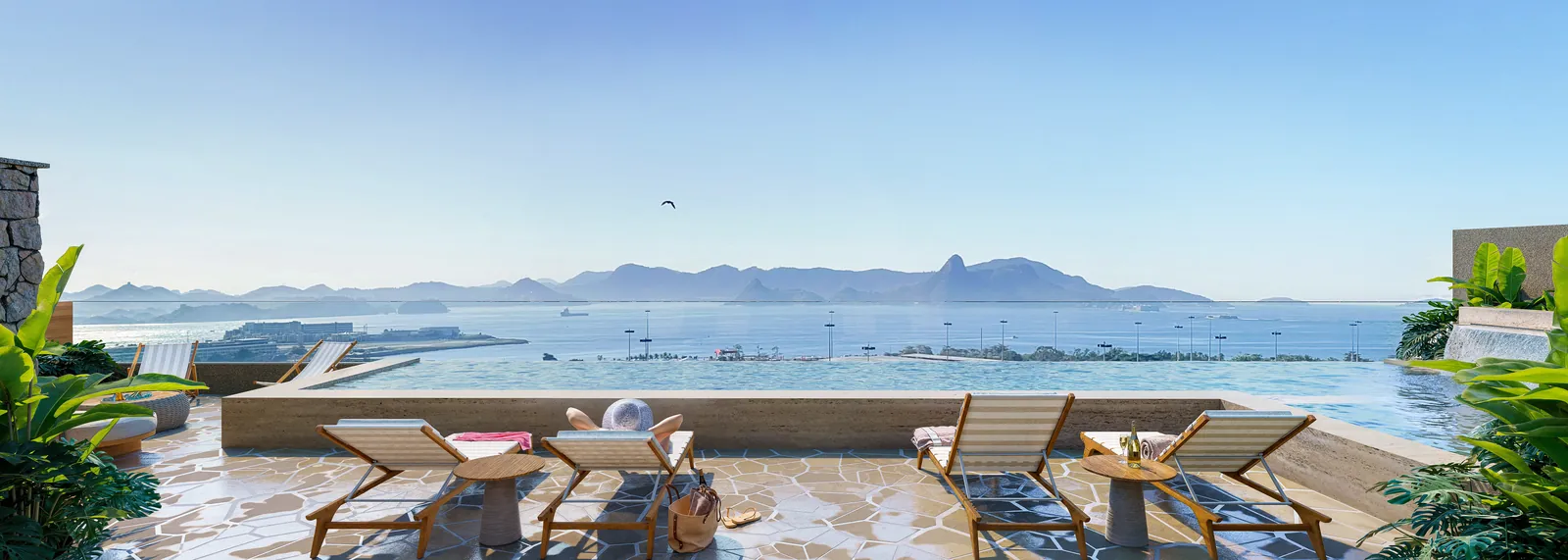 A piscina de borda infinita do rooftop do Oriá, com a Baía de Guanabara e o Pão de Açúcar