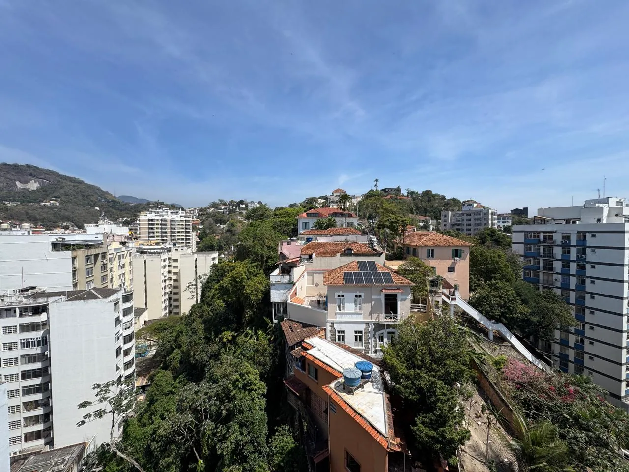 Foto real tirada do 14º andar do Oriá, de fundos, com o morro de Santa Teresa