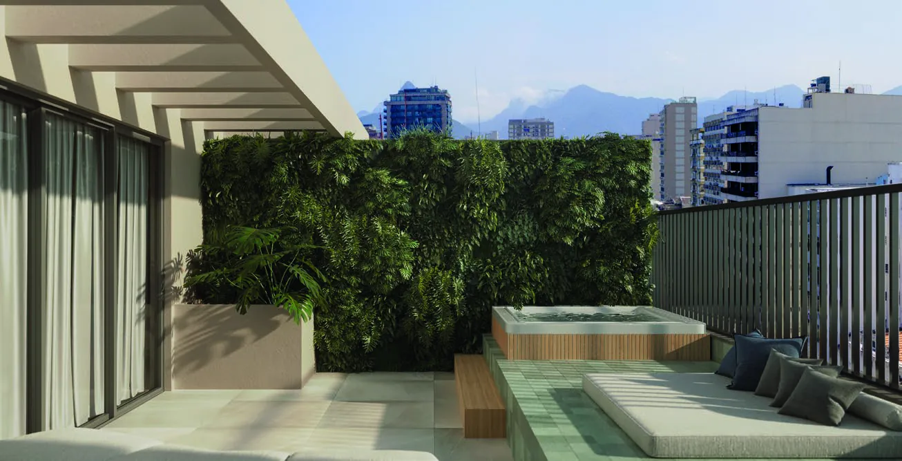 O terraço da cobertura 03 do Oui Ipanema, com jardim vertical e hidromassagem