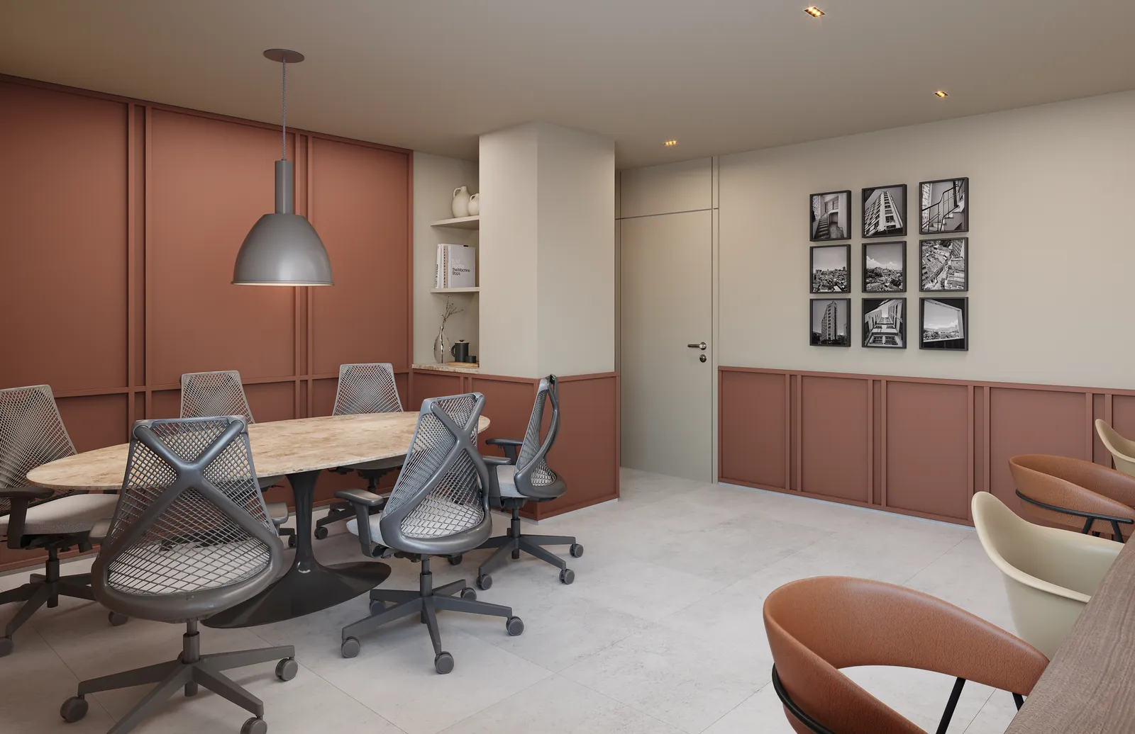 Sala multiuso com mesa de reunião e cadeiras de escritório