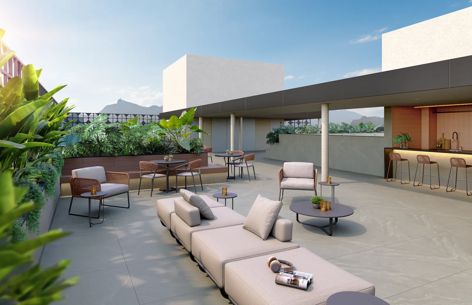 Rooftop com sofás, mesas e jardineiras, com a montanha ao fundo