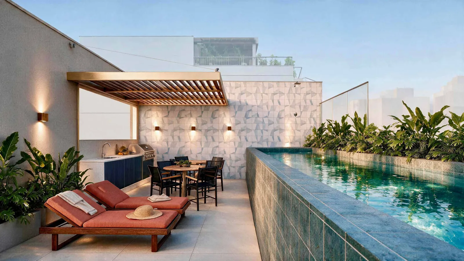 Piscina do rooftop com espreguiçadeiras laranja, pergolado e plantas
