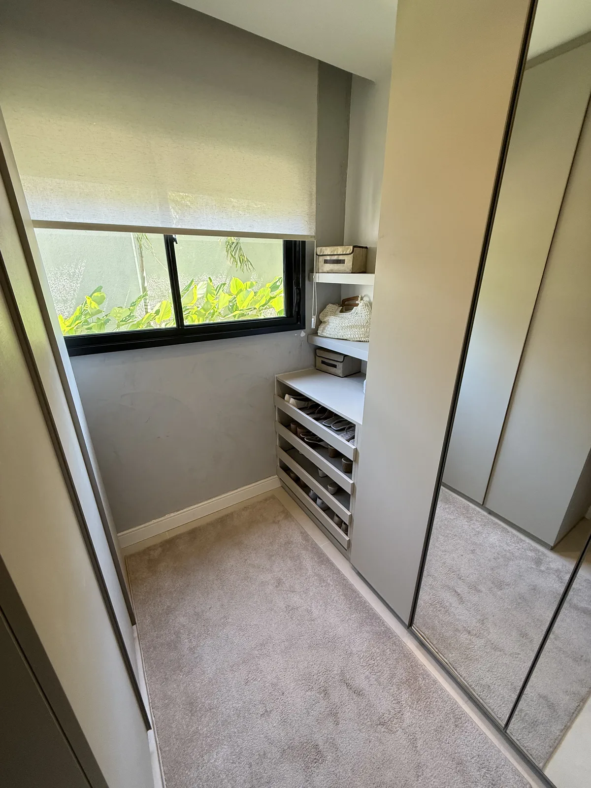 Foto real do closet do apartamento decorado