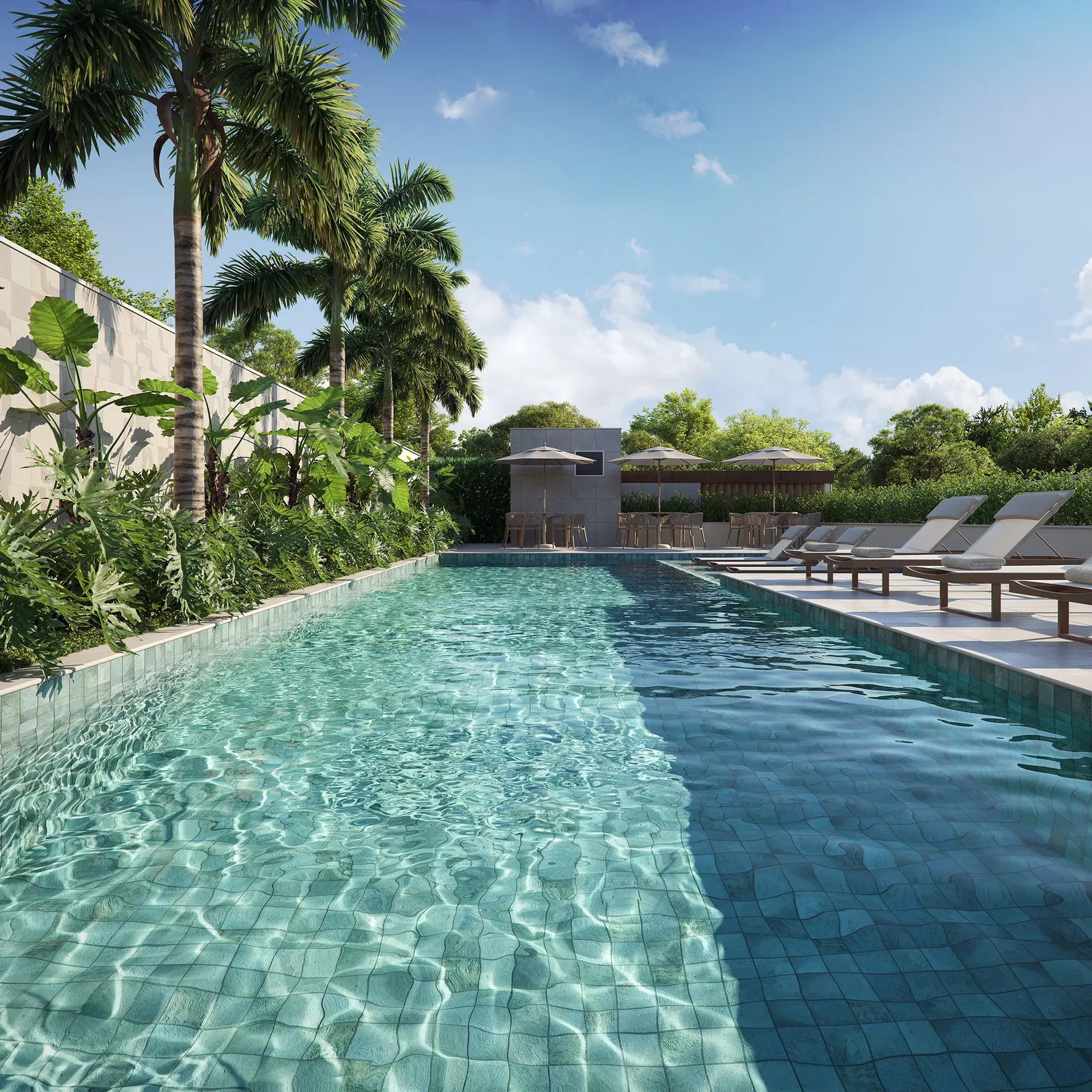 Piscina com deck molhado, espreguiçadeiras e coqueiros