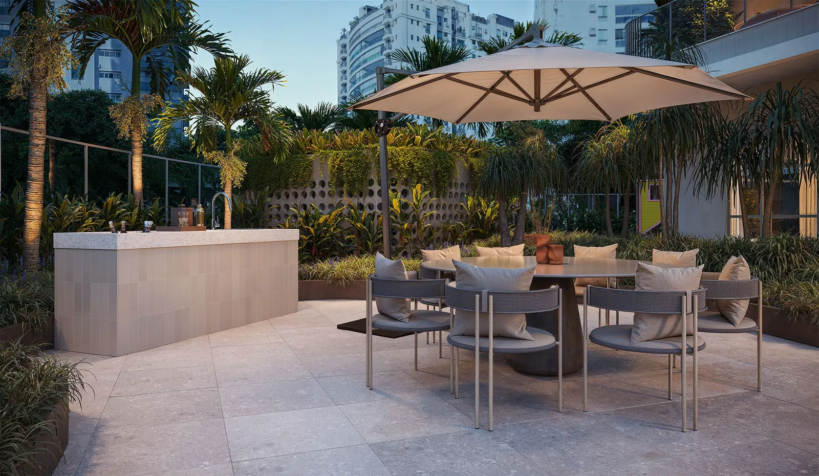 Terraço gourmet externo com ombrelone, mesa e bancada de pedra