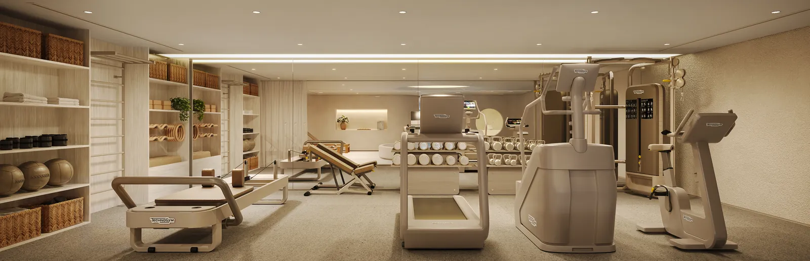Academia com aparelhos de pilates e de musculação, armários de madeira e luz natural