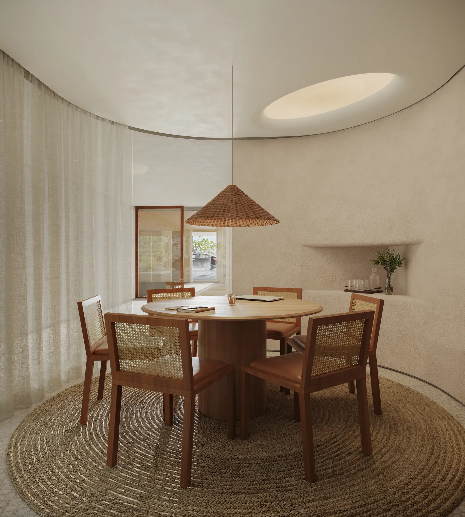 Sala de reunião redonda com mesa de madeira, cadeiras e luminária de palha