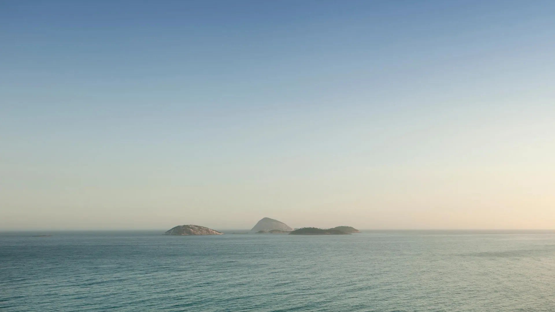 As Ilhas Cagarras no mar de Ipanema ao amanhecer